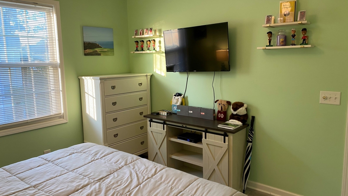 Second Bedroom w Dresser & 43 inch Cable/Smart TV