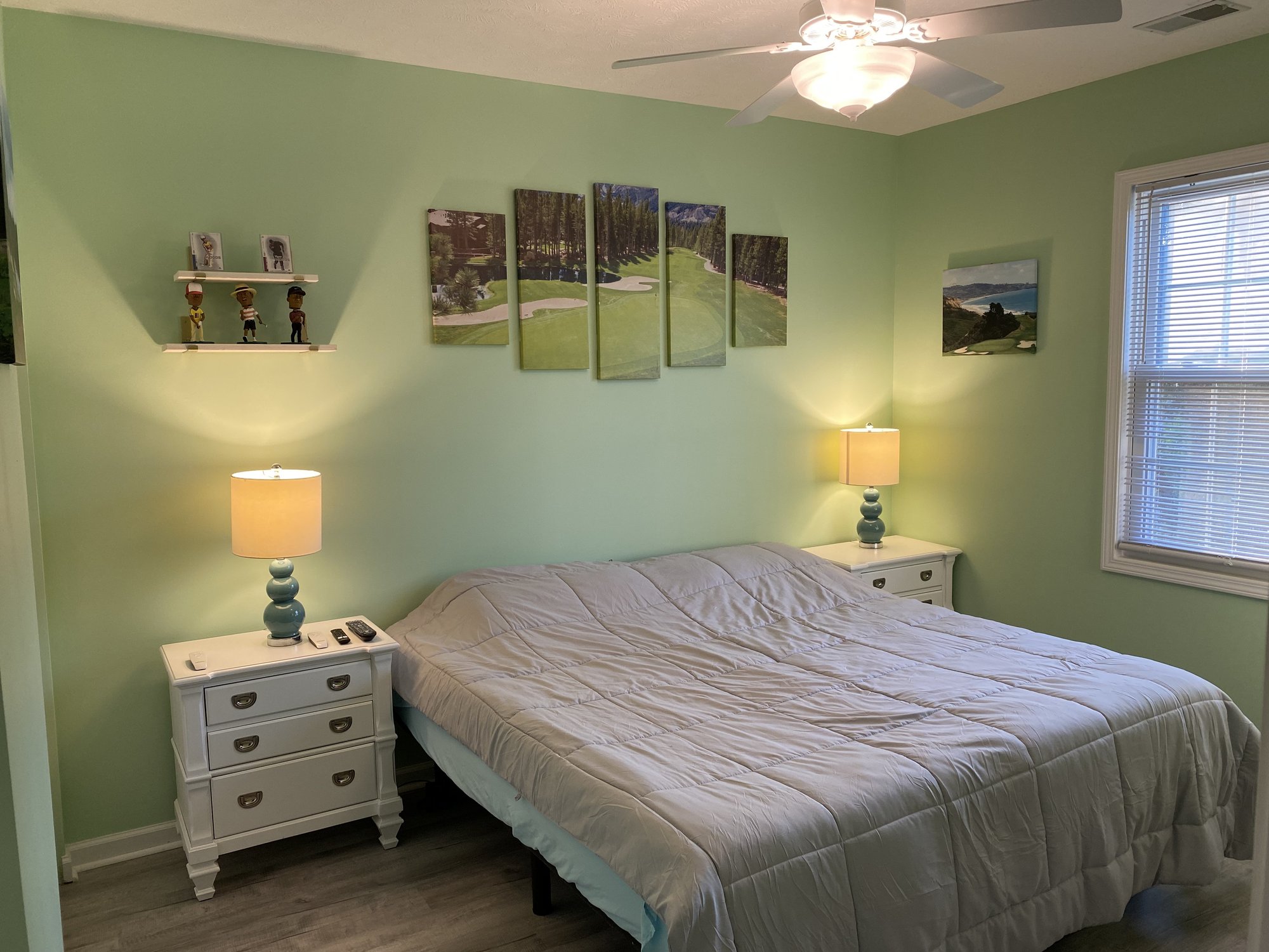 King bed in golf-themed second bedroom at 601 Hillside Dr N
